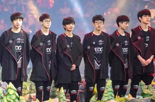 锡两度捧杯 锡两度捧杯